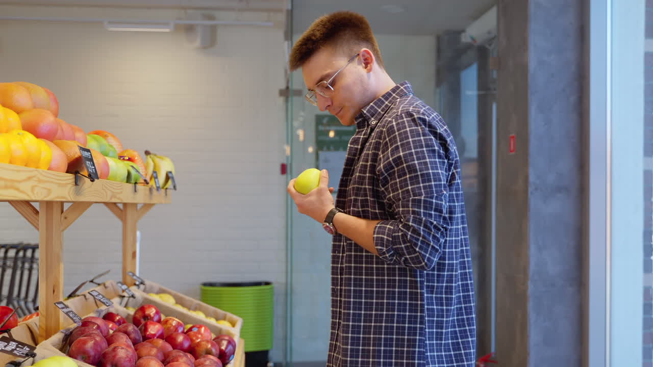 hombre comprando frutas en una tienda de comestibles