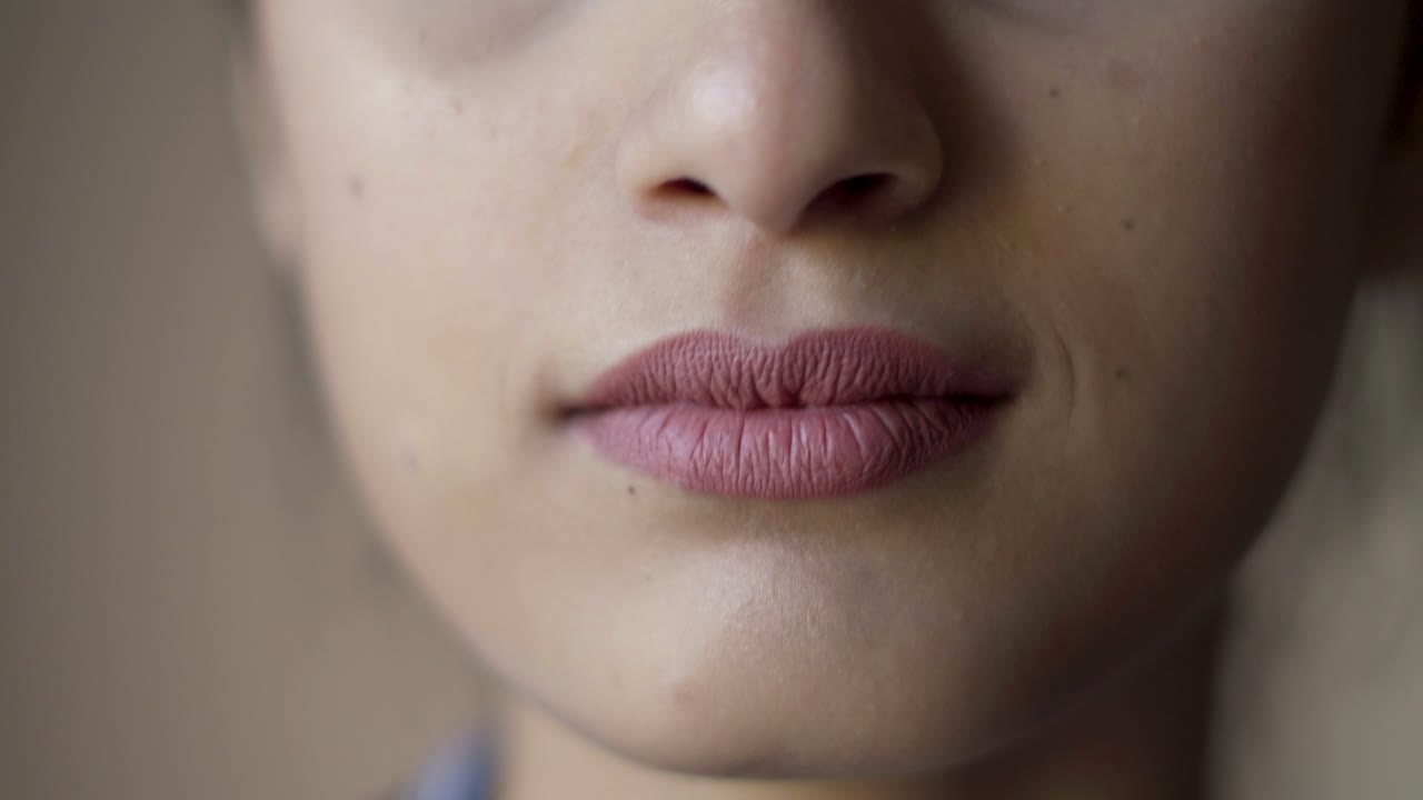 primer plano de una joven modelo femenina de carreras mixtas