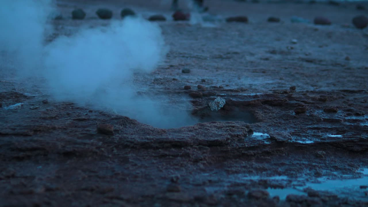 pequeño geyser activo al amanecer en la cima de una montaña en el desierto de cerca