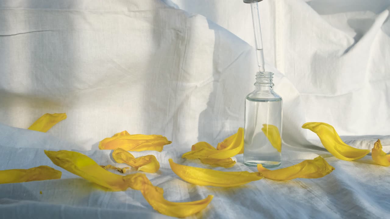 노란색 꽃잎을 가진 자연 피부 관리 제품