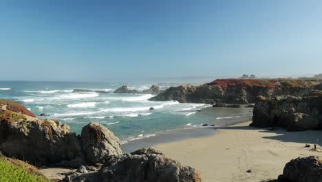 Peaceful-summer-morning-on-a-beautiful-beach-in-Fort-Bragg,-California