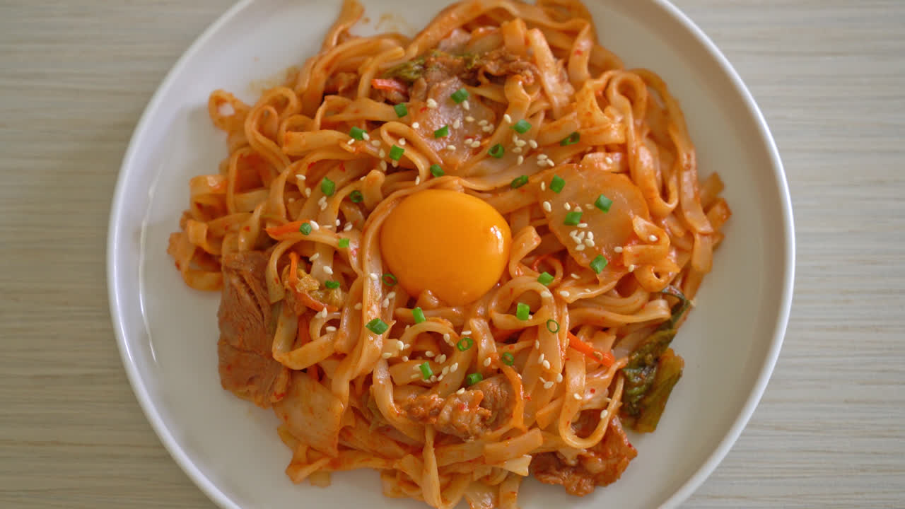 김치와 돼지고기 볶음 우동 - 한국 음식 스타일