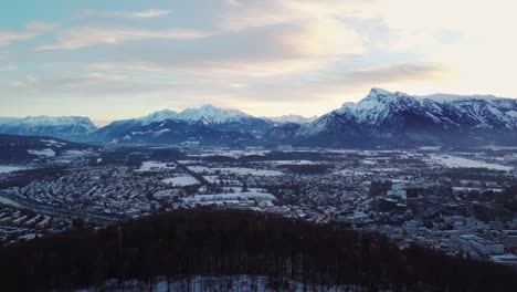 Paisaje-Urbano-De-Salzburgo-Con-Alpes-Montañosos-En-El-Fondo,-Toma-Aérea-Alta,-Día