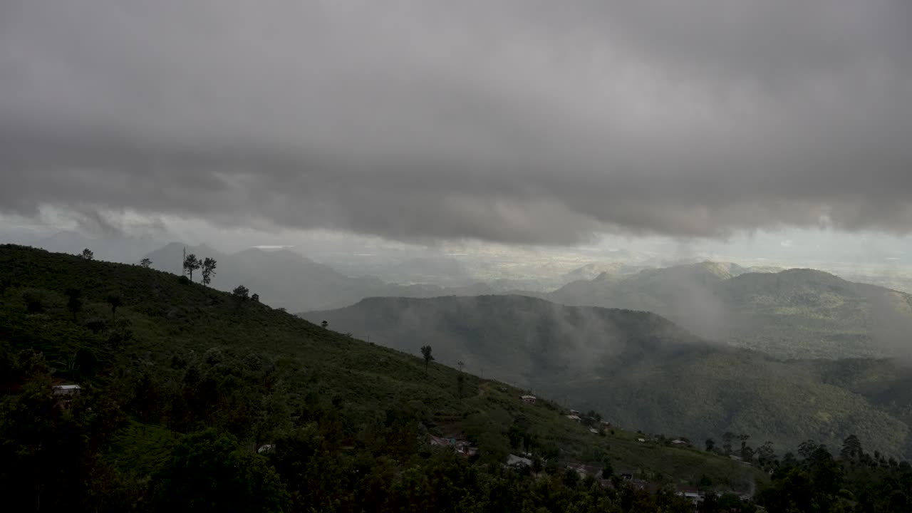 푸른 열대 산맥 위의 하늘을 는 어두운 구름은 기분이 좋고 극적인 분위기를 만니다.
