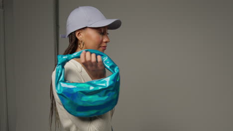 mujer influyente en las redes sociales produciendo contenido generado por el usuario en el estudio sosteniendo una variedad de bolsos de moda diferentes 1