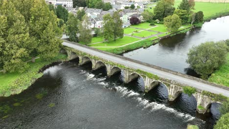 Kilkenny-Irlanda-Inistioge-Antena-Volando-Sobre-El-Puente-Y-El-Pueblo-En-Un-Día-De-Verano