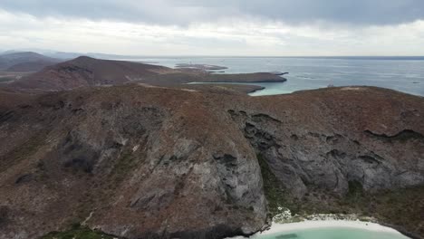 Playa-Balandra-beach-and-rocky-cliffs-with-coast-in-background,-Baja-California-Sur-peninsula-of-Mexico-in-La-Paz