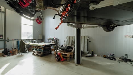 reparación de automóviles eléctricos en un taller