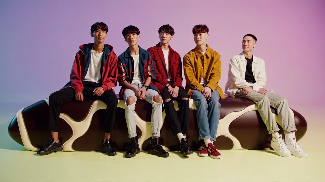 트렌디한 옷을 입은 네 명의 남자