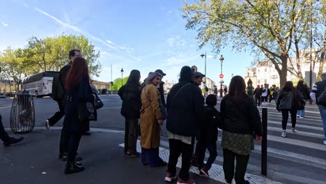 peatones cruzando una calle en parís, francia