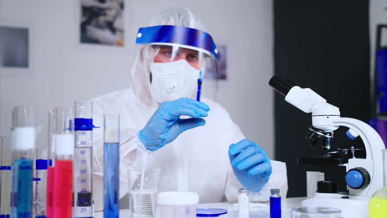 científico en equipo de protección para el manejo de jeringas en el laboratorio