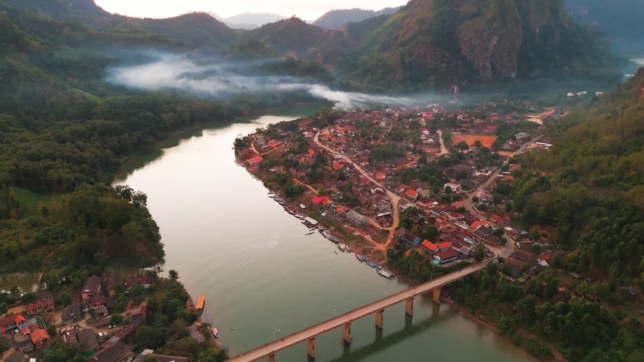 Quay từ trên cao sông Nong Khiaw ở Lào, được bao quanh bởi những ngọn đồi xanh tươi và thiên nhiên sống động