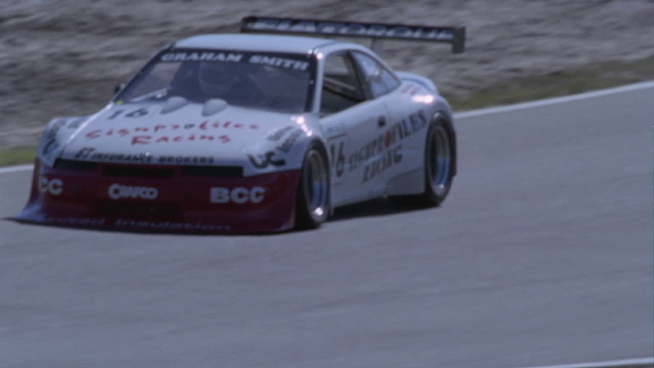 dos coches de carreras conducen por una pista