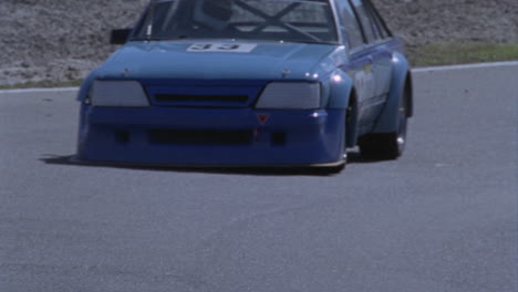 dos coches de carreras conducen por una pista