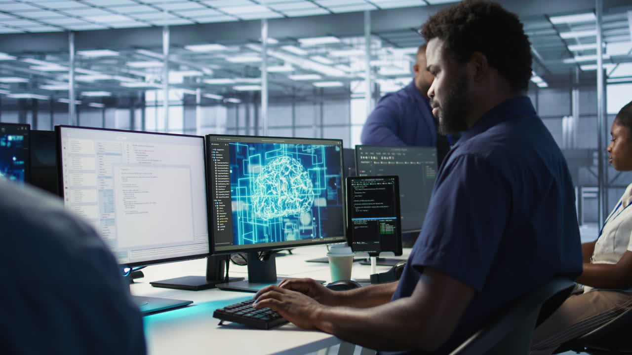 equipo que trabaja en un centro de datos