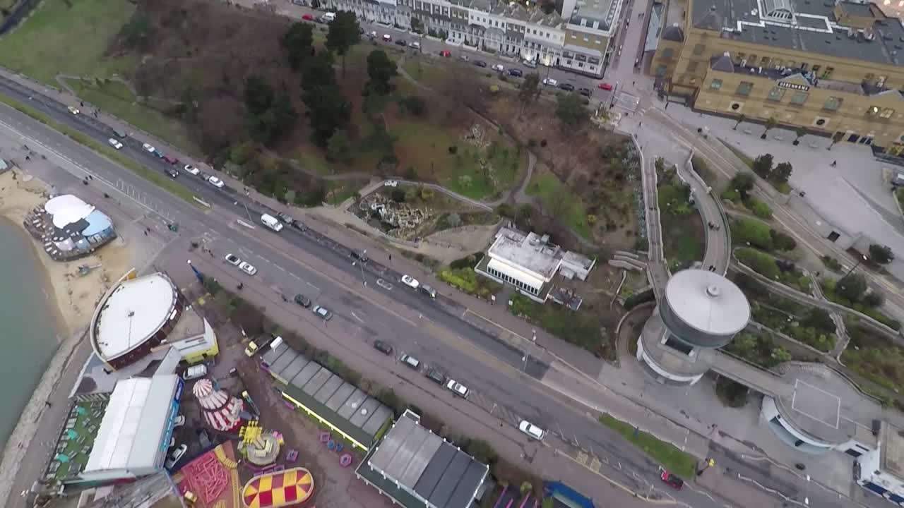 sobrevolando un pueblo costero en el reino unido-3