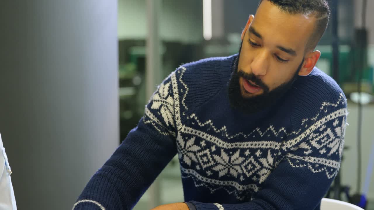 ejecutivo trabajando en la mesa en la sala de conferencias 4k