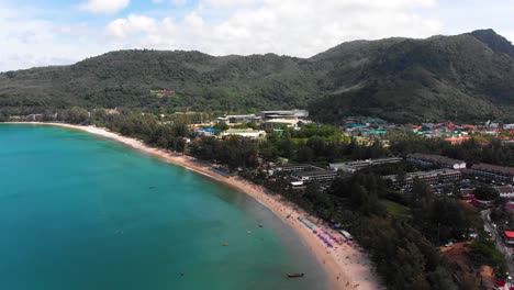 Vista-Aérea-De-Un-Día-Soleado-En-La-Playa-De-Kamala,-Phuket,-Tailandia,-El-Sudeste-De-Asia.