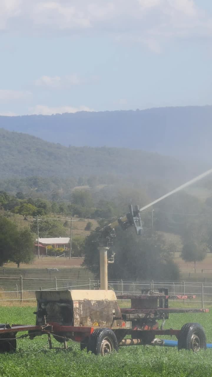 회전 스프링클러 시스템으로 농작물에 물을 주십시오.