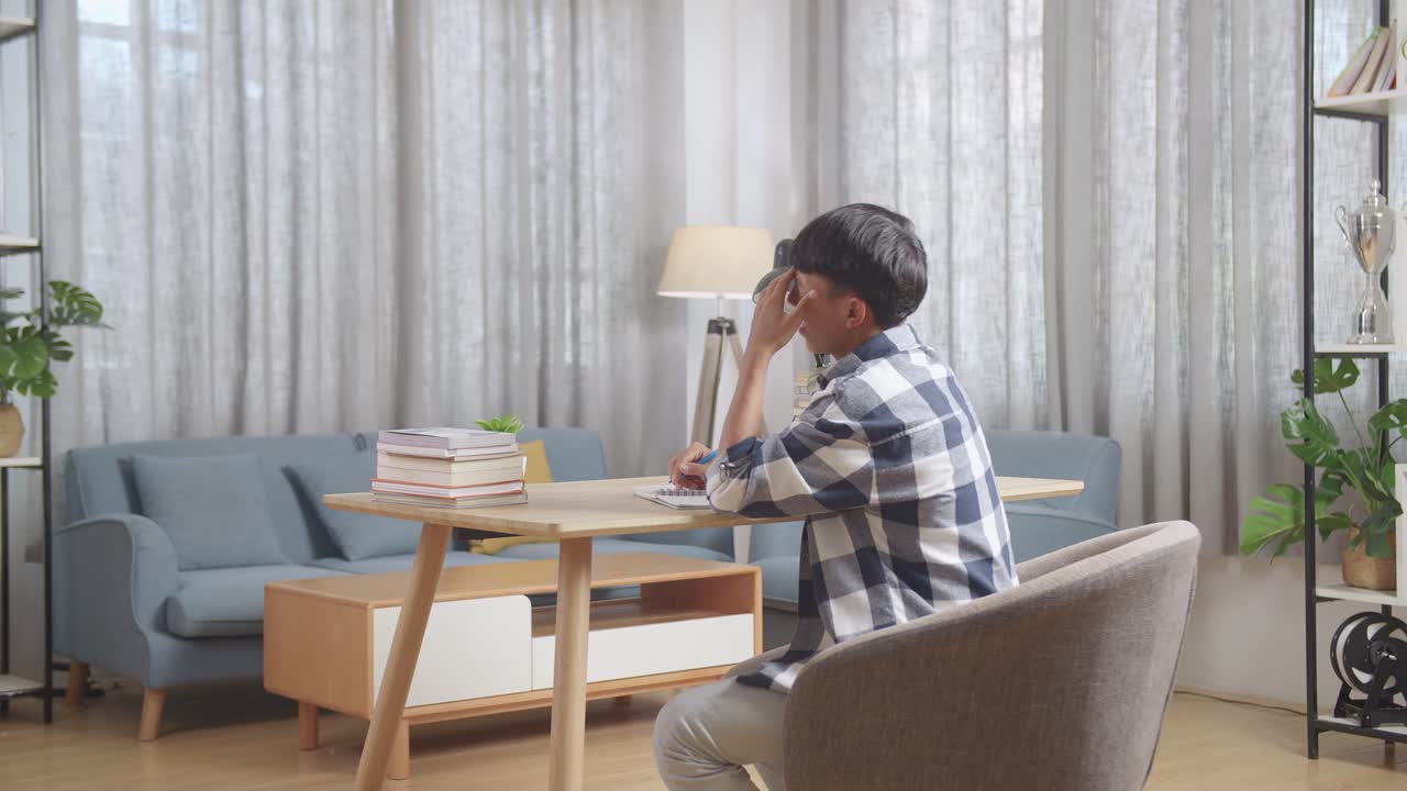 집에서 공부하는 스트레스를 받는 학생