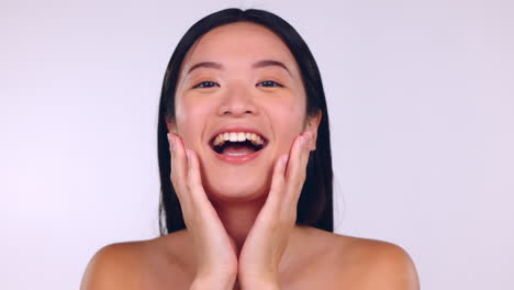 피부 관리, 얼굴 관리 및 아시아 여성 터치 얼굴