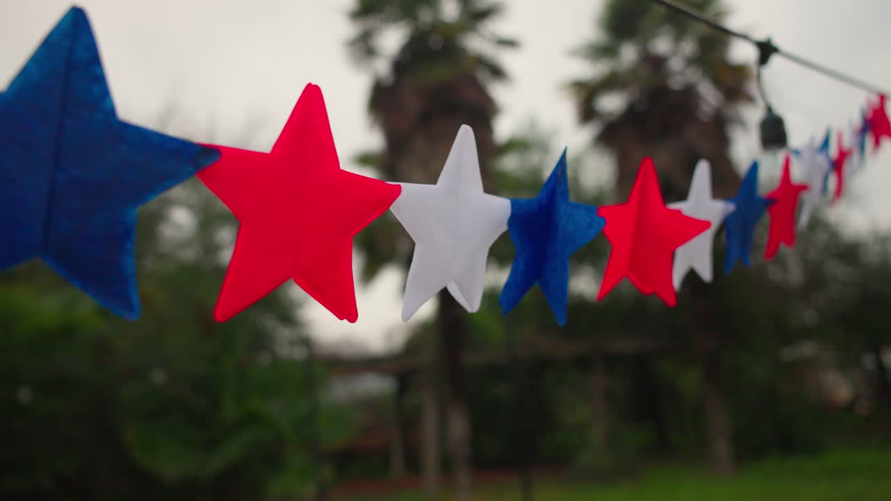 Elementi delle Fiestas Patrias in Cile: gagliardetti, stelle, cielo di Santiago, erba e i colori rosso, blu e bianco
