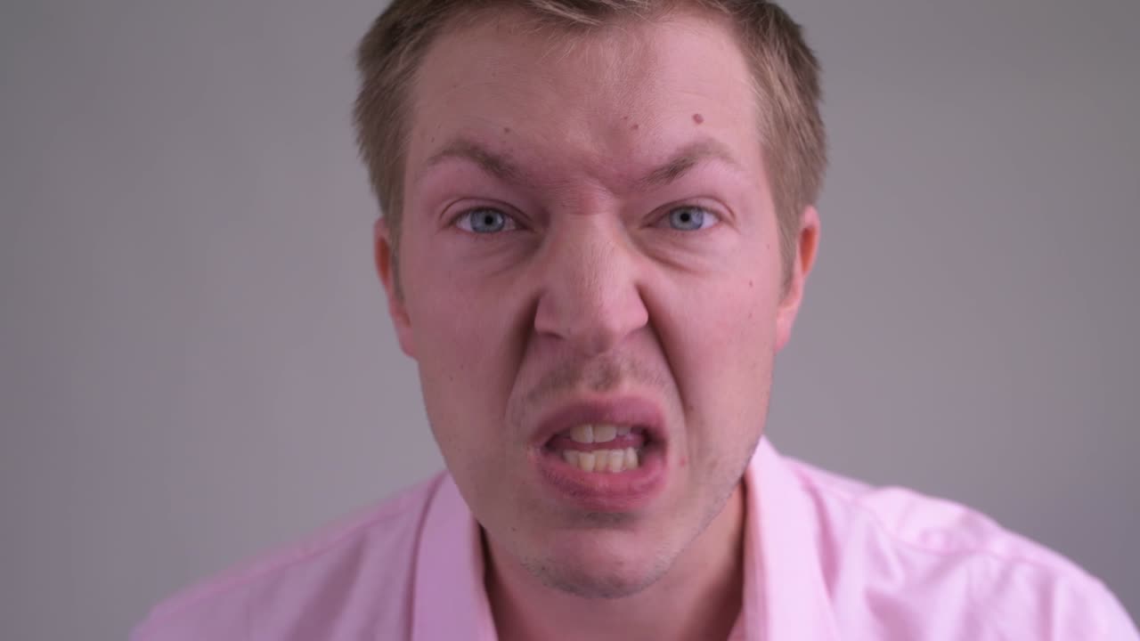joven empresario guapo con camisa rosa