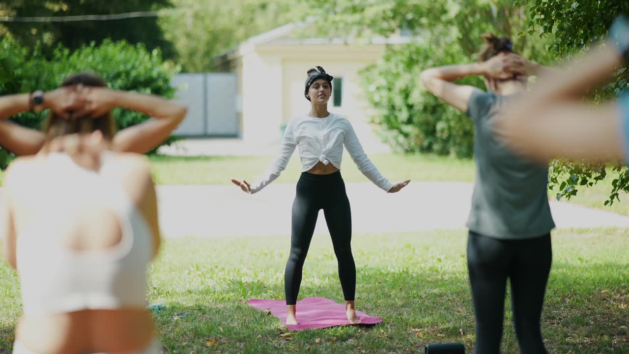 clase de yoga al aire libre en un parque