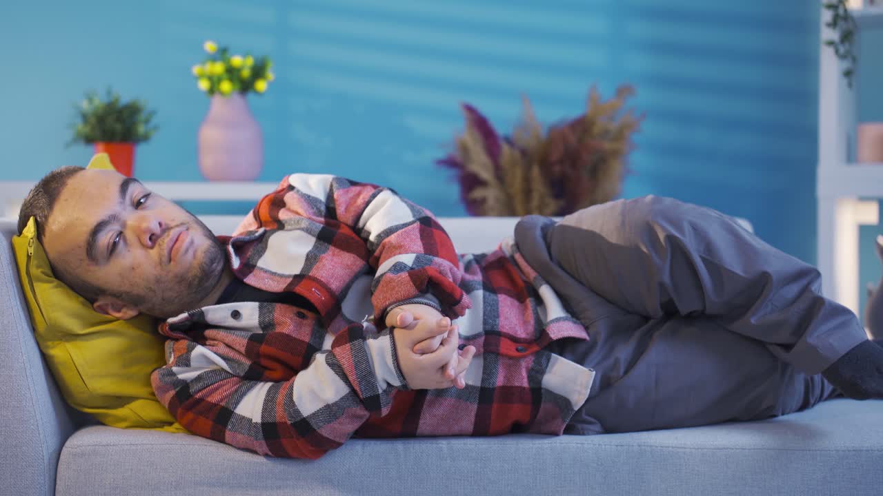 가정에서 장애인 난쟁이 젊은이의 초상화.