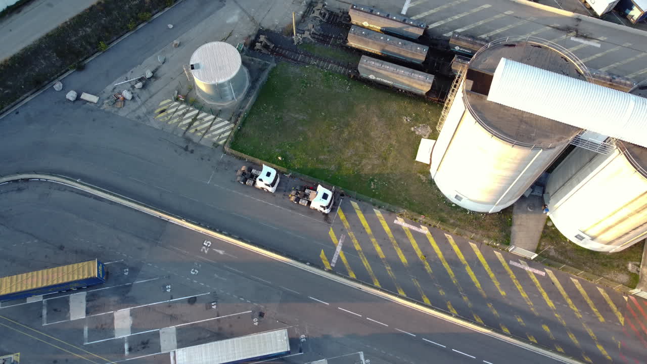 트럭과 저장 크가 있는 산업 구역