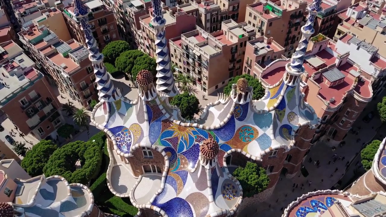 Luftaufnahme: Gaudís einzigartiges Mosaikdach in Barcelona