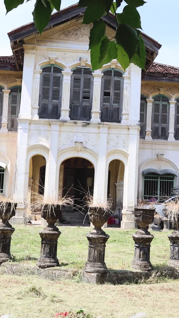 은 식민지 집, 은 파란 하늘 아래