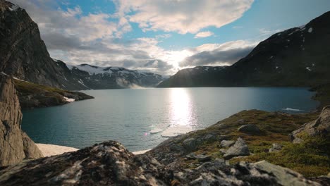 Puesta-De-Sol-Con-El-Telón-De-Fondo-De-Las-Montañas-Noruegas.-Hermosa-Naturaleza-Paisaje-Natural-De-Noruega.