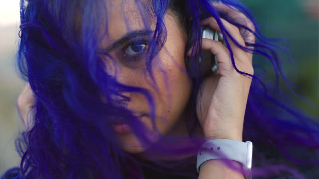 ⁇ 키 젊은 여성이 헤드폰으로 음악을 듣고 있습니다.