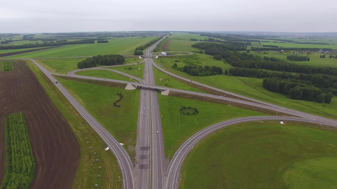 고속도로 교차로에서 볼 수 있습니다.
