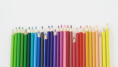 primer plano de lápices de colores dispuestos en un patrón de onda