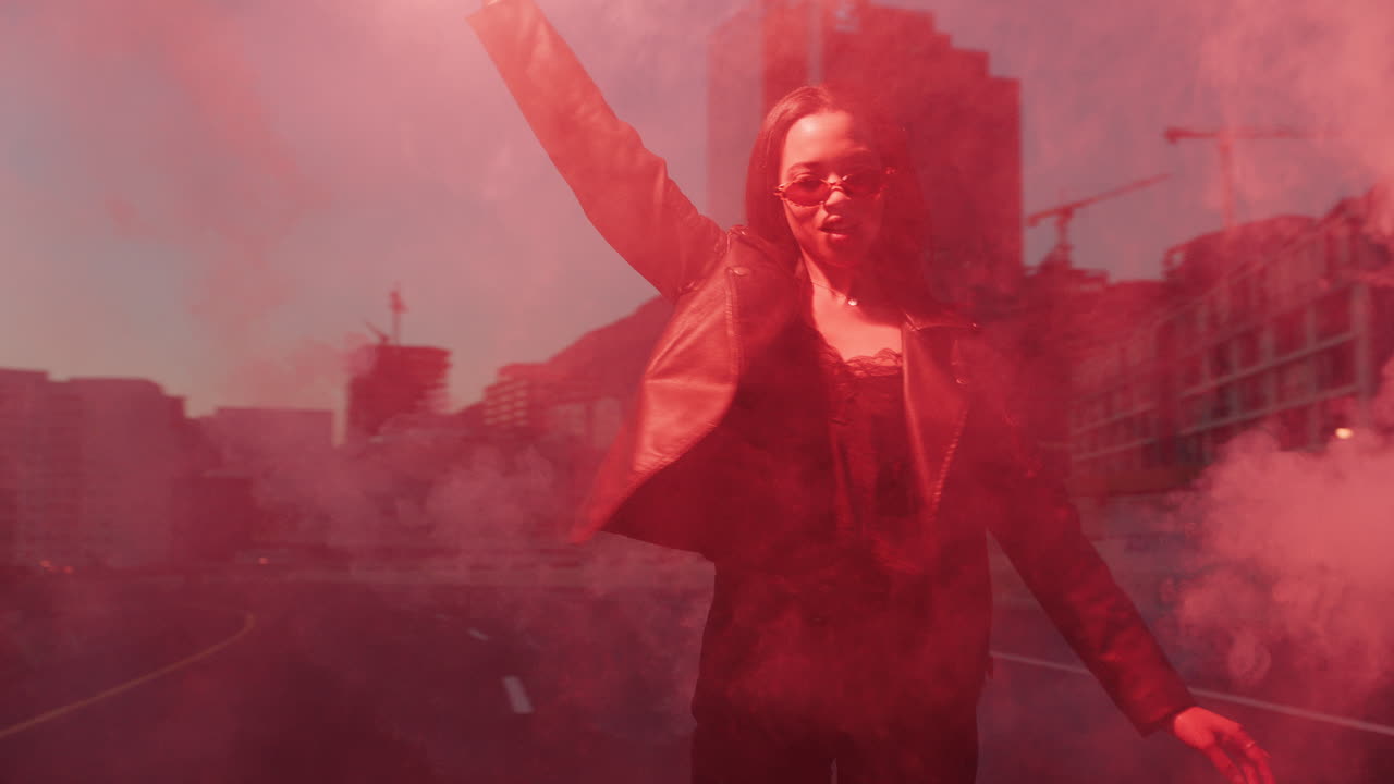 mujer bailando con bengalas en la ciudad al amanecer niña rebelde protestando en la calle con fuegos artificiales movimiento de libertad milenario femenino