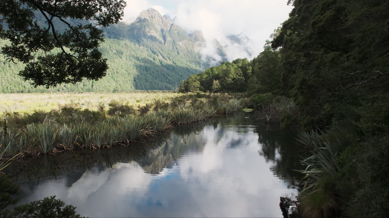 Kabut Siang Hari di Danau Cermin, Taman Nasional Fiordland, Southland, Selandia Baru