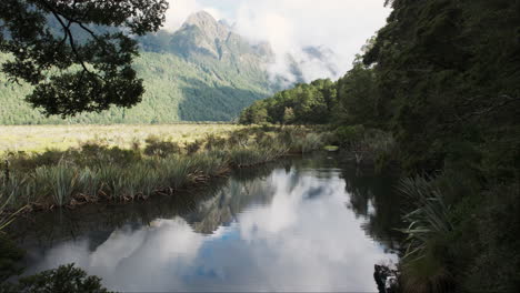 lagos espejo niebla de mediodía, parque nacional de fiordland, southland, nueva zelanda