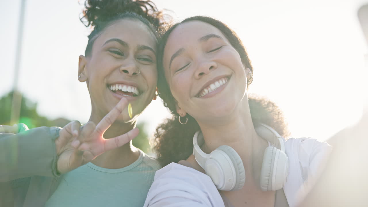fitness, amigos y mujeres con selfie de paz