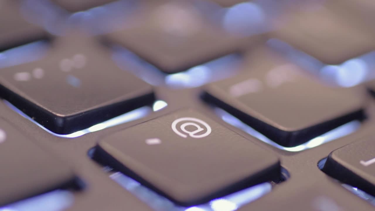 Premendo il tasto email su un laptop