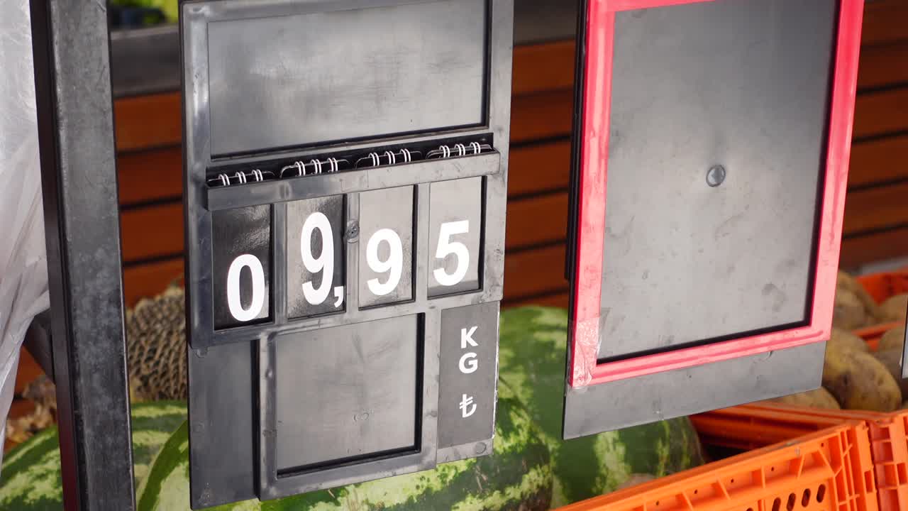 una etiqueta de precio que muestra 0,95 liras turcas por kilogramo de sandía