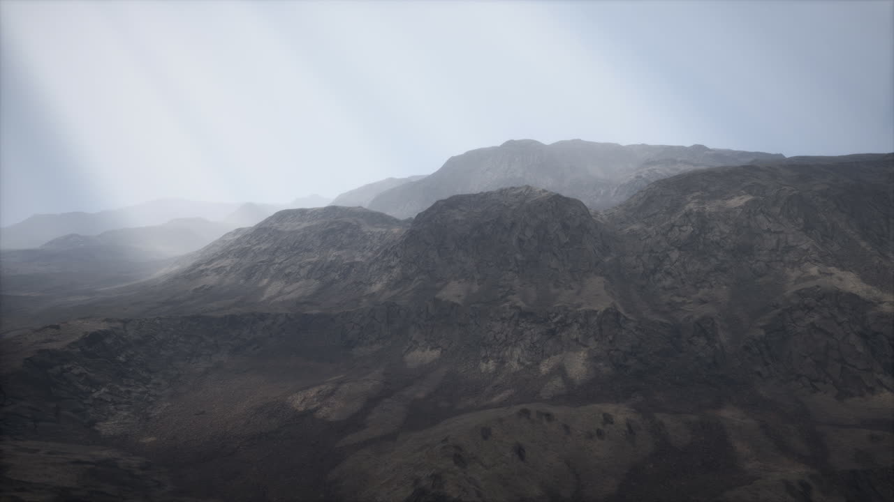 rayos de sol contra el telón de fondo de las montañas