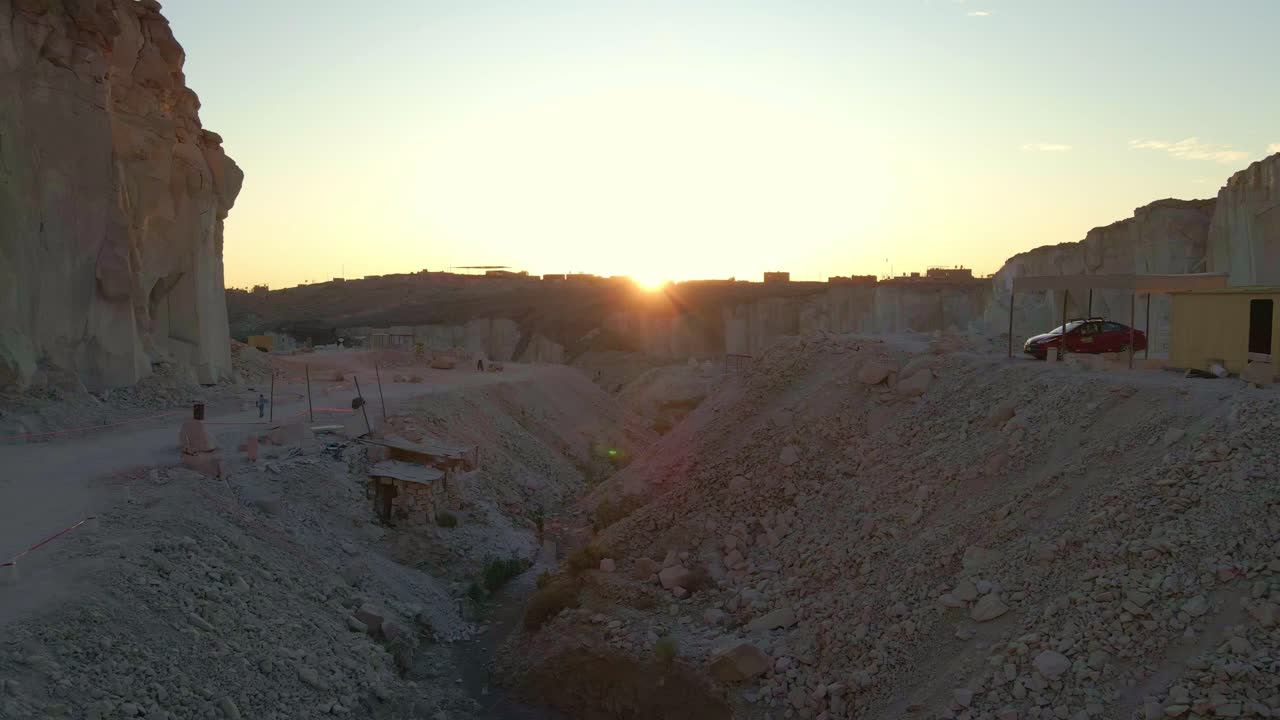 Tramonto nelle cave di sillar, cava principale di Añashuayco, dove si estrae il sillar e zona turistica dove si osserva l'estrazione del sillar da parte dei cavatori attualmente.
