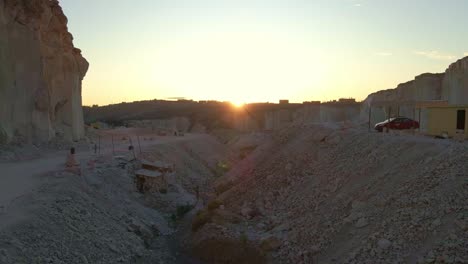 atardecer en las canteras del sillar, cantera principal de añashuayco, donde se extrae el sillar y zona turistica donde se contempla la extraccion del sillar por canteros en la actualidad