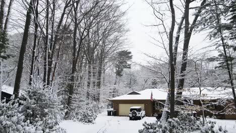 Dolly-Adelante-A-La-Casa-Cubierta-De-Nieve-Después-De-Una-Ráfaga-De-Fin-De-Temporada