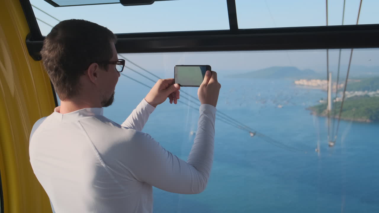 hombre tomando una foto desde el teleférico