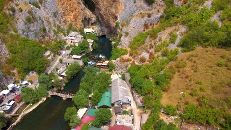 Luftaufnahme-Des-Dorfes-Blagaj-In-Bosnien-Und-Herzegowina---Drohnenaufnahme