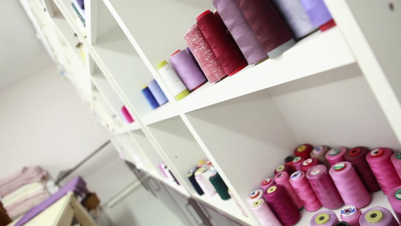 el sastre toma el rollo de hilo de algodón 1