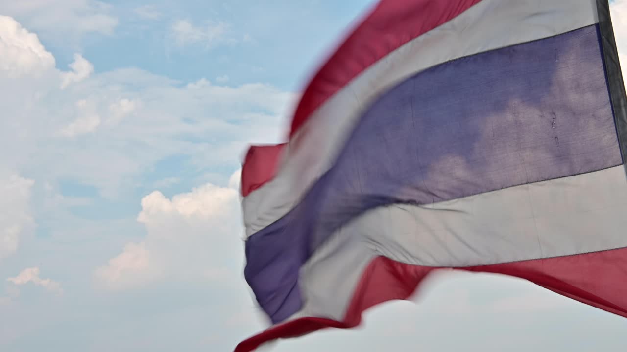 vista en 4k de la bandera tailandesa con viento